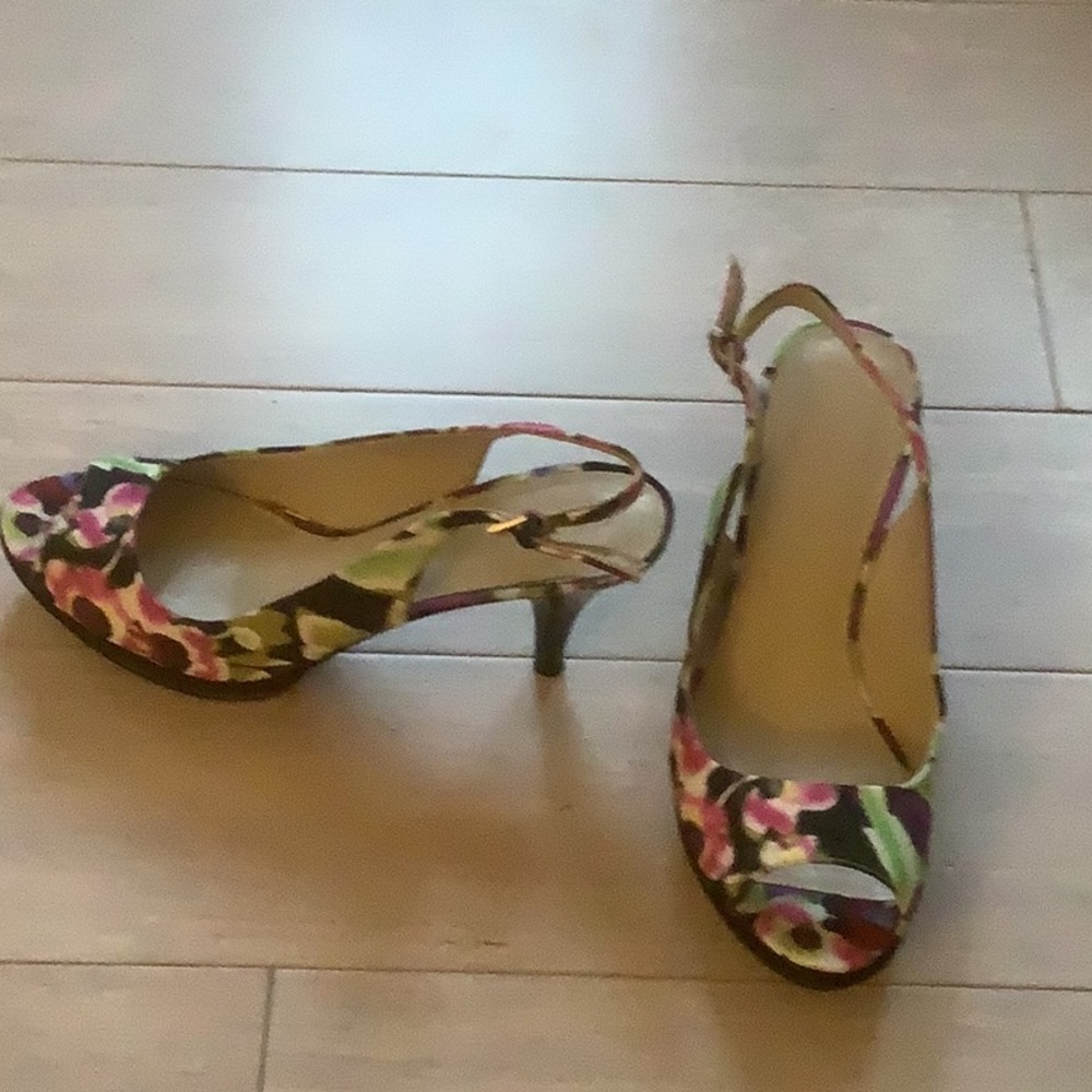 Cute Floral Print Heels, size 7